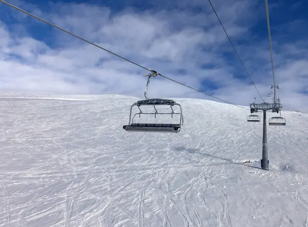 Snowy Piste Ski Slope Chair Lift Ski Resort Blue Sky — Stock Photo, Image