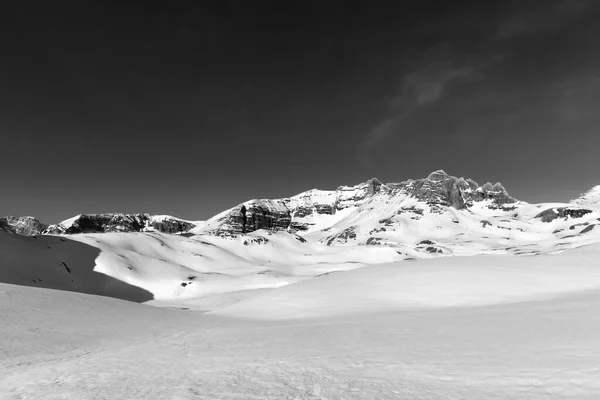 晴れた春の日に雪の高原と岩 トルコ 中央牡牛座山脈 アラダグラル アンチ牡牛座 高原Edigel イエディゴラー 広角ビュー 黒と白のトーンの風景 — ストック写真