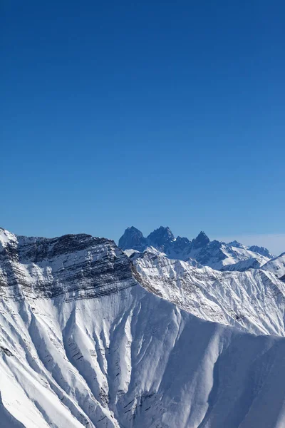 雪の中で高い岩の山と太陽の冬の日に青空 コーカサス山脈 ジョージア州 グドーリ地方 — ストック写真