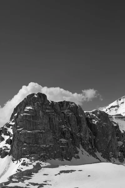 Schwarz Weißer Blick Auf Felsen Schnee Und Himmel Mit Wolken — Stockfoto