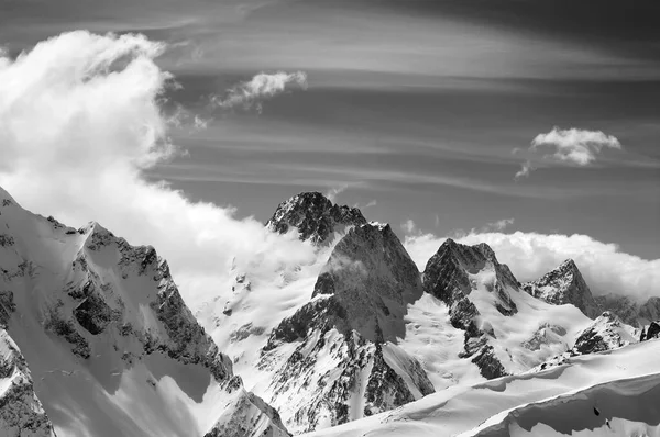 Χειμερινά Βουνά Χιόνι Cornice Και Τον Ουρανό Σύννεφα Ωραία Ημέρα — Φωτογραφία Αρχείου