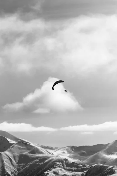 Silhouet Van Paraglider Winter Besneeuwde Bergen Mooie Zondagavond Kaukasusgebergte Georgië — Stockfoto