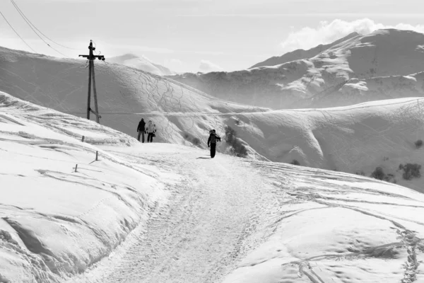 Sciatori Snowboarder Percorrono Strada Innevata Soleggiato Mattino Inverno Caucaso Montagne — Foto Stock