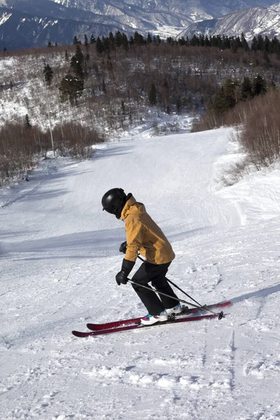 Skifahrerabfahrt Auf Schneebedeckter Piste Sonnigen Wintertag Kaukasus Hatsvali Region Svaneti — Stockfoto