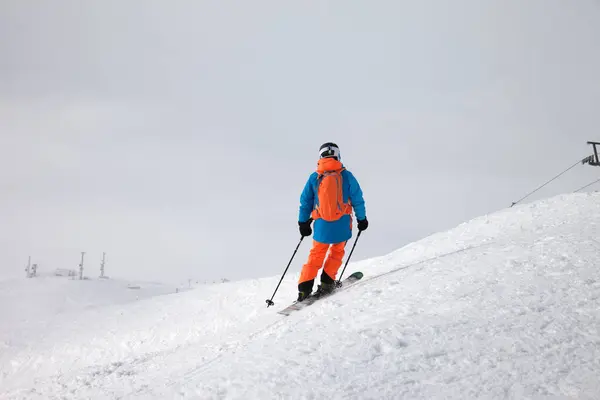 Спуск Лыжах Склону Фрирайда Пасмурное Туманное Небо Днем Плохой Погодой — стоковое фото