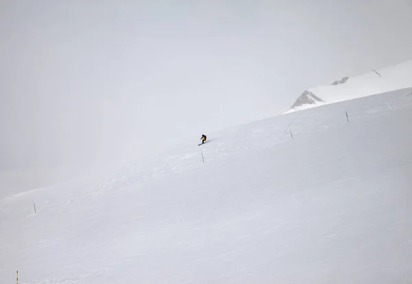 Skier Downhill Snowy Piste Ski Slope Mountains Fog Gray Winter — Stock Photo, Image