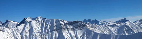 Karlı Dağların Geniş Manzarası Güneşli Bir Günde Açık Mavi Gökyüzü — Stok fotoğraf