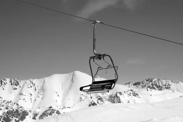 Soğuk Kış Gününde Kayak Kaldırma Güneş Işığı Dağlarında Siyah Beyaz — Stok fotoğraf