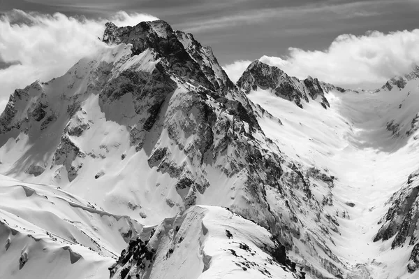 Schwarz Weiße Winterberge Mit Schneegesims Und Bewölktem Himmel Windigen Sonnentag — Stockfoto