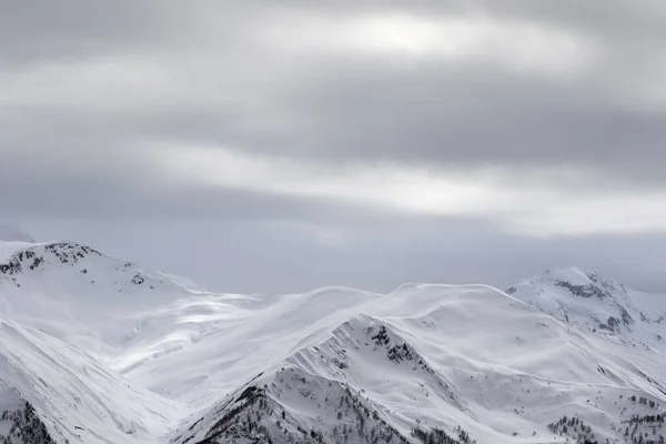 Luce Del Sole Montagne Innevate Nella Nebbia Grigio Cielo Coperto — Foto Stock