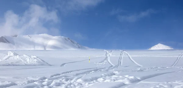 滑雪场外滑雪场上的全景全景 雪下后 雪地上有新的雪花 雪板上也留下了痕迹 格鲁吉亚Gudauri地区高加索山脉冬日黄昏的雾气中 — 图库照片