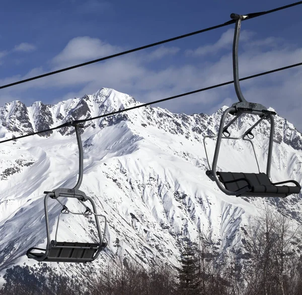 Stoeltjeslift Skigebied Besneeuwde Bergen Koude Zonnige Dag Kaukasus Bergen Winter — Stockfoto