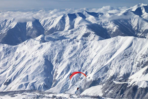 Skärmflygning Snöiga Berg Över Skidort Solig Vinter Dag Kaukasus Bergen — Stockfoto