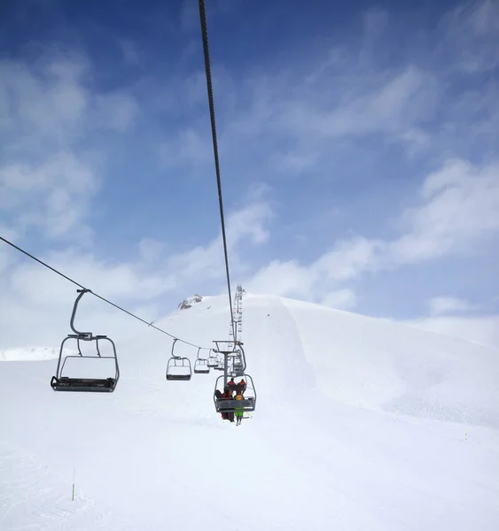 Télésiège Piste Ski Enneigée Ciel Nuageux Avec Chute Neige Montagnes — Photo