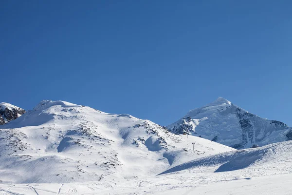 Karlı Dağ Buzullu Yamaçlı Kış Sabahı Kar Yağışlı Kafkas Dağları — Stok fotoğraf