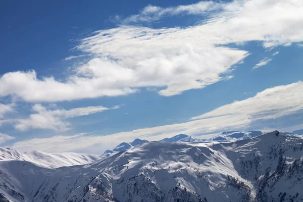 Schneebedeckte Berge Und Strahlend Blauer Himmel Mit Wolken Winterabend Kaukasus — Stockfoto