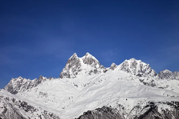 Besneeuwde Bergen Blauwe Lucht Zonnige Winterdag Kaukasus Bergen Regio Svaneti — Stockfoto
