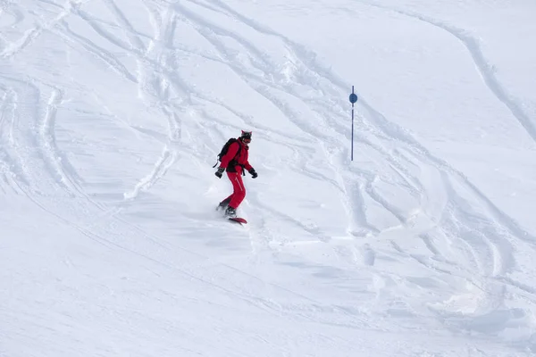 Snowboardzista Schodzi Śnieżnym Piste Stoku Opadach Śniegu Chłodny Zimowy Dzień — Zdjęcie stockowe