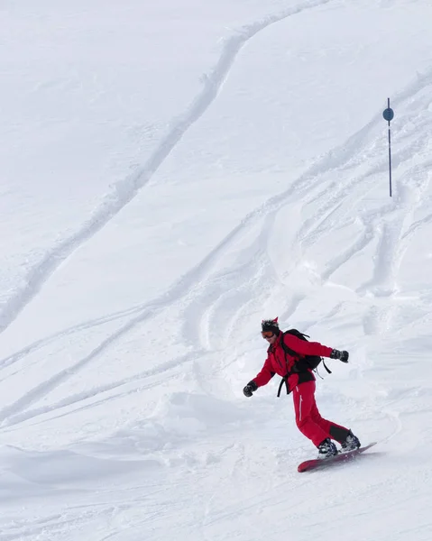 Descida Snowboarder Pista Esqui Nevado Dia Inverno Cinza — Fotografia de Stock