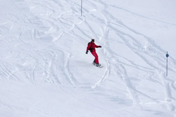 Snowboarder Scende Sulla Pista Sci Innevata Dopo Nevicata Nella Fredda — Foto Stock