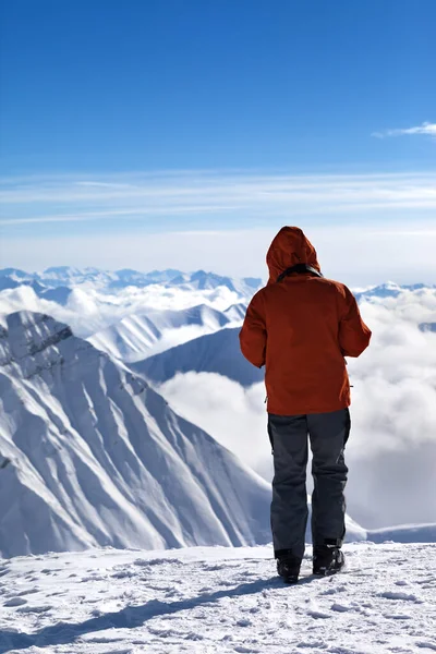 Esquiador Cima Las Montañas Nieve Las Nubes Buen Día Del —  Fotos de Stock