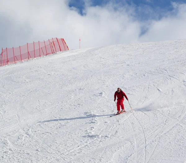 Skier Descend Snowy Sunlight Ski Slope Sun Winter Day — Stock Photo, Image