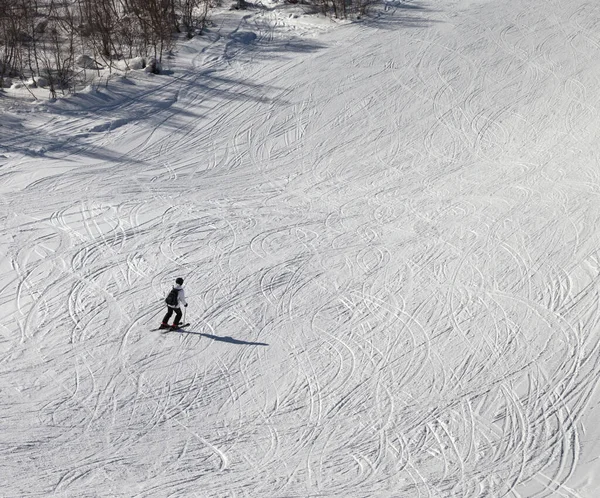 Skidåkare Utför Snöig Skidbacke Solvinterdag — Stockfoto