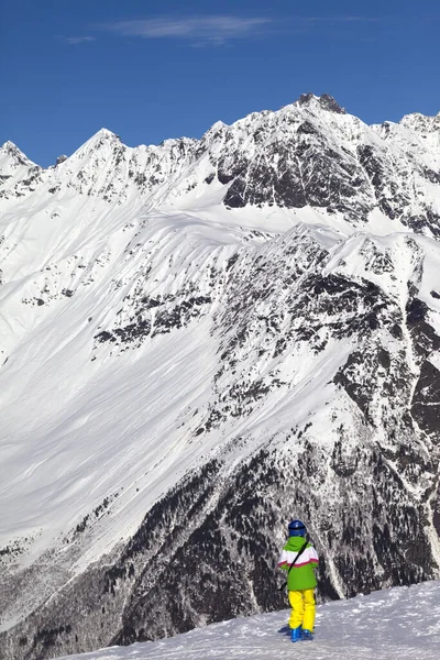 阳光灿烂的时候 年轻的滑雪者戴着头盔在雪山顶上滑行 格鲁吉亚Svaneti地区高加索山脉冬季 — 图库照片