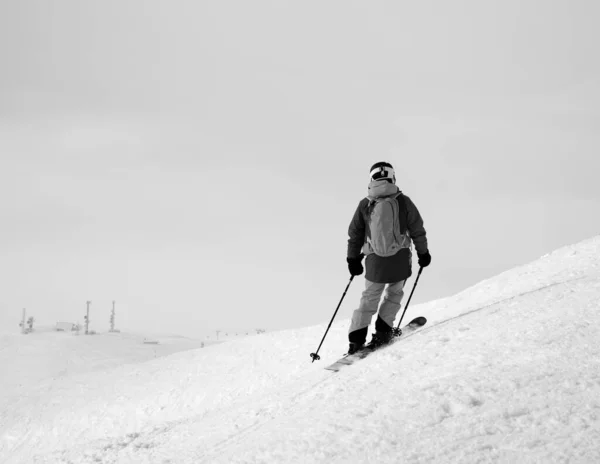 Skiër Voor Afdaling Freeride Helling Bewolkt Mistige Lucht Bij Dag — Stockfoto