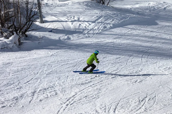 Güneşli Kış Gününde Kayakçı Kayak Pistine Iniyor Kafkas Dağları Hatsvali — Stok fotoğraf