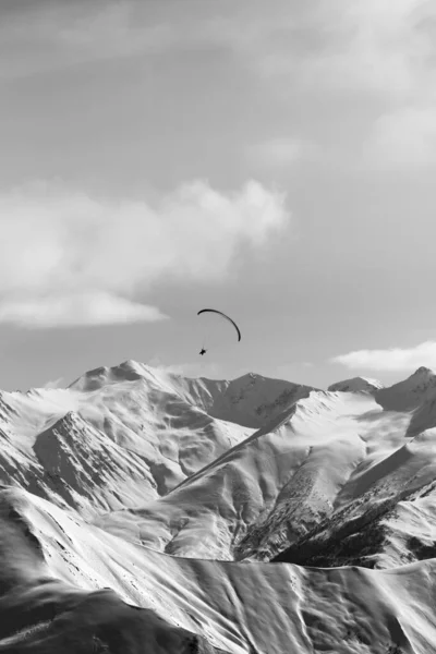 Lucht Glijden Winter Besneeuwde Bergen Mooie Zonnige Dag Kaukasusgebergte Georgië — Stockfoto