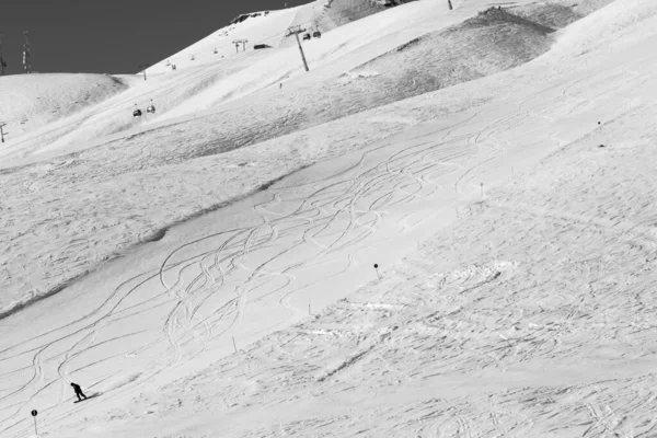 Snowboarder Downhill Besneeuwde Skipiste Mooie Zonnige Dag Georgia Regio Gudauri — Stockfoto