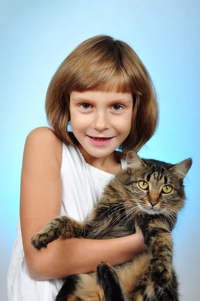 Enfant avec un chat — Photo