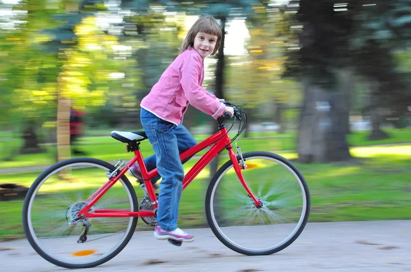 Kind rijden fiets in park — Stockfoto