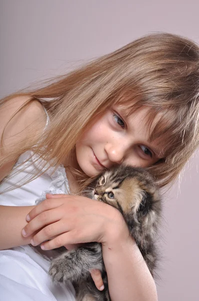 Criança com um gatinho — Fotografia de Stock