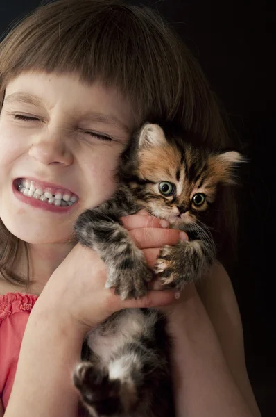 Barn med en kattunge — Stockfoto