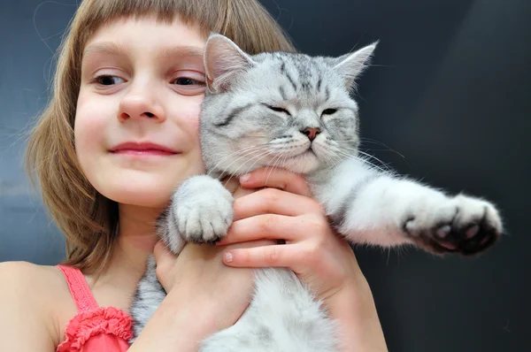 Criança com um gato — Fotografia de Stock