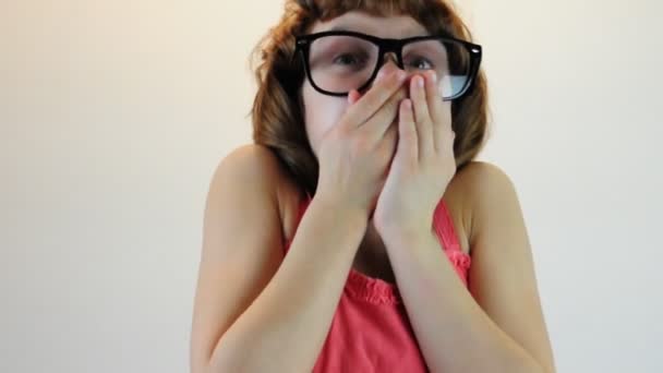 Enfant joue avec des lunettes et fait des visages — Video