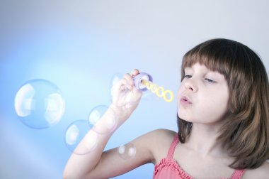 Sabun köpüğü üfleyen kız