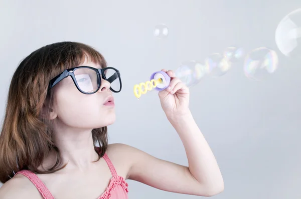 Bulles de savon soufflant enfant — Photo