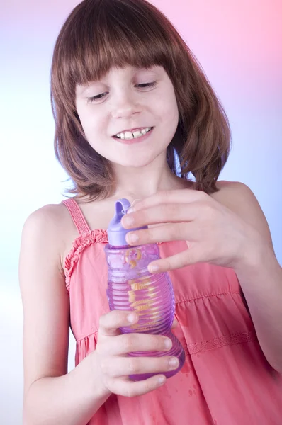 Dziewczyna dmuchanie bańki mydlane — Zdjęcie stockowe