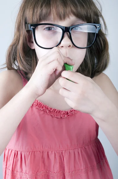 Fille avec troupeau lunettes de soleil souffler un ballon — Photo