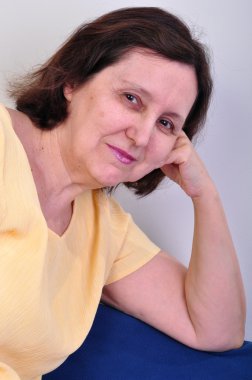 gülümseyen kadın kıdemli arıyorum naturl