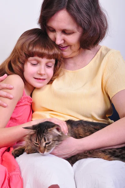 Grootmoeder en kleindochter met hun kat — Stockfoto