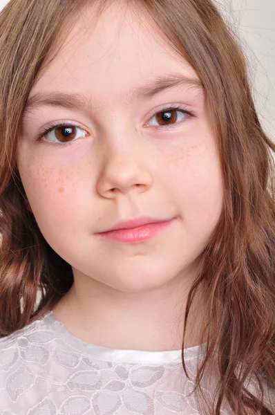 Bonita niña de 8 años en vestido blanco — Foto de Stock