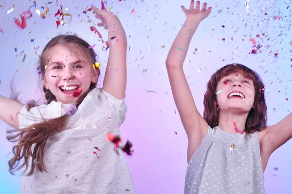 Duas meninas se divertindo e dançando — Fotografia de Stock