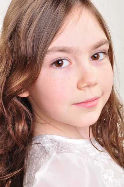 Jolie fille de 8 ans en robe blanche — Photo