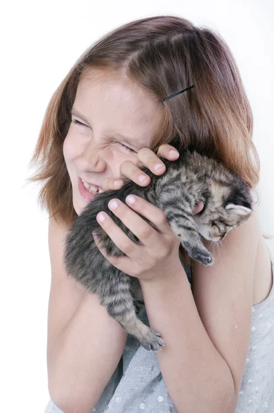 Dziecko i kociak — Zdjęcie stockowe