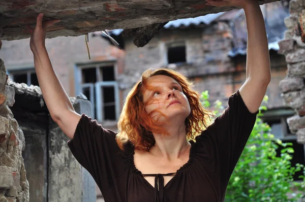 Grunge portrait of a woman in urban ruins — Stock Photo, Image