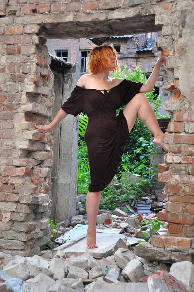 Grunge porträtt av en kvinna i urban ruiner — Stockfoto